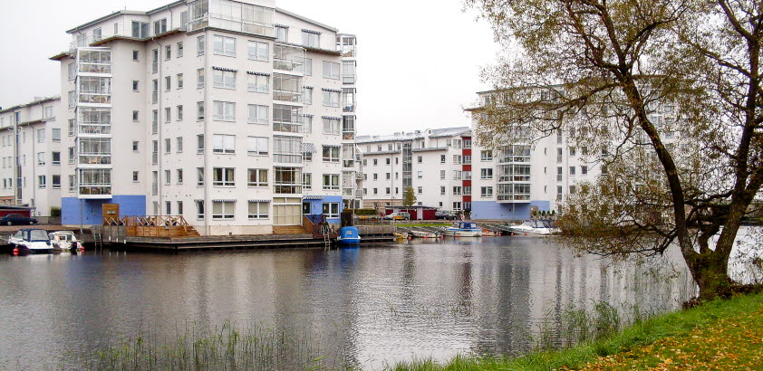 Höghus byggda intill vatten.