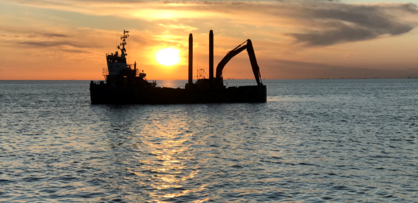 Bilden visar muddring utanför Höjeås utlopp i Öresund, Lomma.