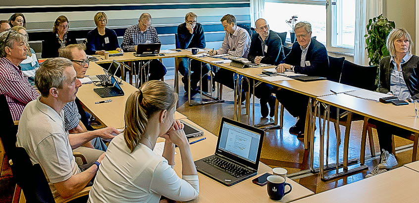 Personer från flera olika myndigheter sitter i ett konferensrum och har möte.