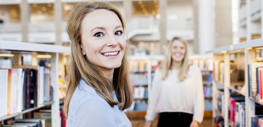 Student i biblioteksmiljö