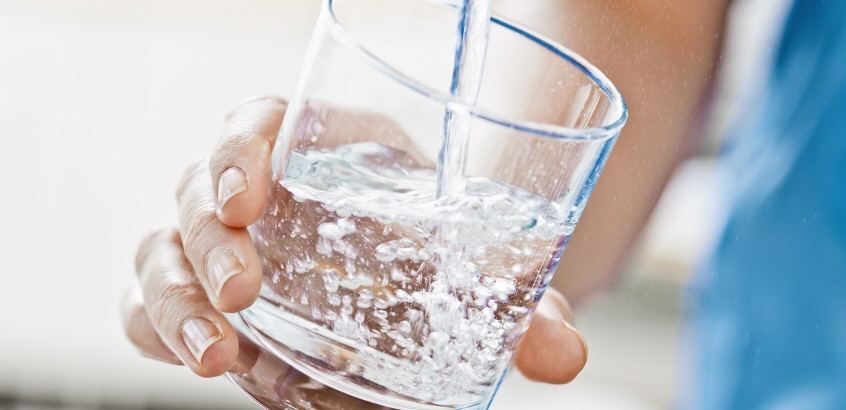 Glas fylls på med dricksvatten