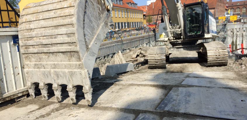 Grävmaskin i stadsmiljö.